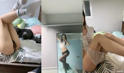 순수하고 아름다운 소녀가 방금 바다에 갔다! 날씬한 미각 날씬! 작은 규모의 유혹의 물결, 푹신한 작은 바람둥이가 많은 다리를 들어라.