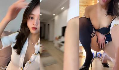 아름다운 다리를 가진 섹시한 여자! 작은 여경 섹시한 제복! 팬티를 벗고 통통한 입술과 아름다운 보지, 손가락을 힘차게 문지르고 상향식 관점에서 촬영