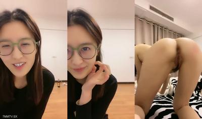 순수한 안경을 쓴 아가씨가 처음으로 바다에 갔다! 착하고 성격도 좋아요! 반쯤 벗은 팬티 클로즈업 구멍을 뚫고 침대에 무릎을 꿇고 엉덩이를 들어 올립니다.