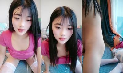 순수한 작은 악마 소녀는 그녀의 얼굴을 보여주고 흰색 실크는 그녀의 남동생과 함께 그녀를 열정적으로 유혹하여 그녀의 핥기와 보지를 너무 요염하게 보이게 만들었습니다.