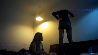 男はイチャイチャが大好き…❤️ ファラオは一度に2人の黒絹の成熟した女性に尋ね、ホテルで密会を持ち、大きなディック、黒の絹の美しい足、背中を踏みつけた、とてもクール!