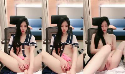 흰색 실크 유니폼을 입은 매우 음란 한 소녀가 생방송에서 얼굴을 보여주고 여신의 액면가는 인터랙티브하고 놀리고 소품은 백호의 음부에 삽입됩니다