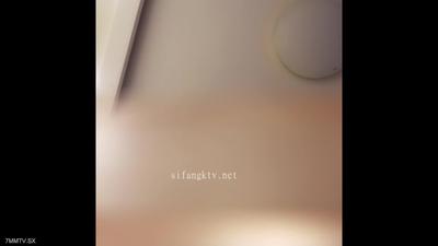The bald and single old Li fucked the cheating wife he met at the mahjong club and was raped while drunk and in a daze.