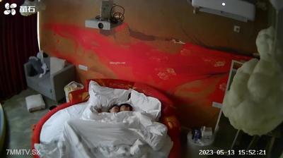 5.13 XintaiはEZVIZ Cloud Hotelの赤い丸いベッド映写室でデビューし、Bai Nenの女子校生とそのボーイフレンドが情熱的な部屋で過ごしている様子を密かに撮影した