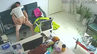 ハッカーはカメラ会社の女性の財務をハッキングし、マネージャーは誰もいないオフィスのソファや椅子でしばしば不正行為を行います
