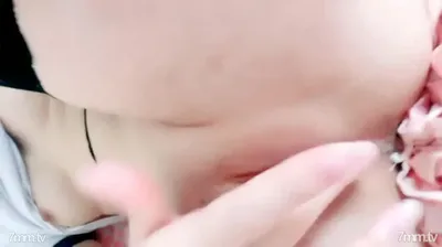 最高の学生の女の子は退屈していて、超柔らかい白虎で遊んでいます.有名なデバイスは非常にタイトで狭く、口はゴロゴロしていて、ペニスは蜂蜜の穴にしか挿入できません.